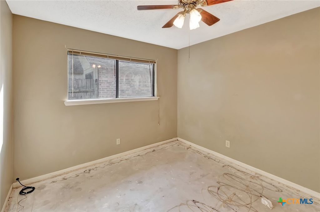 Image 15 of property listing at 422 Waterford Drive, Victoria, TX 77901