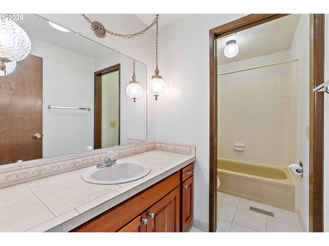 11865 Nw MARYLEE Ct, Portland, OR 97229