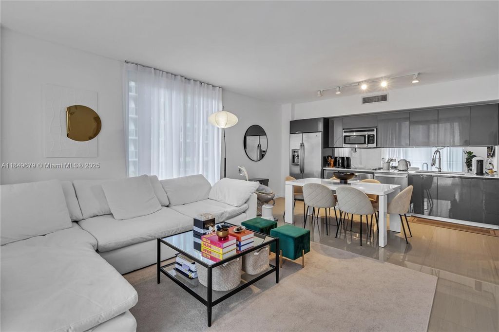 31 SE 6th St 702, Miami, FL 33131