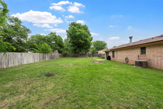 308 W Spring Valley Drive, Hewitt, TX 76643
