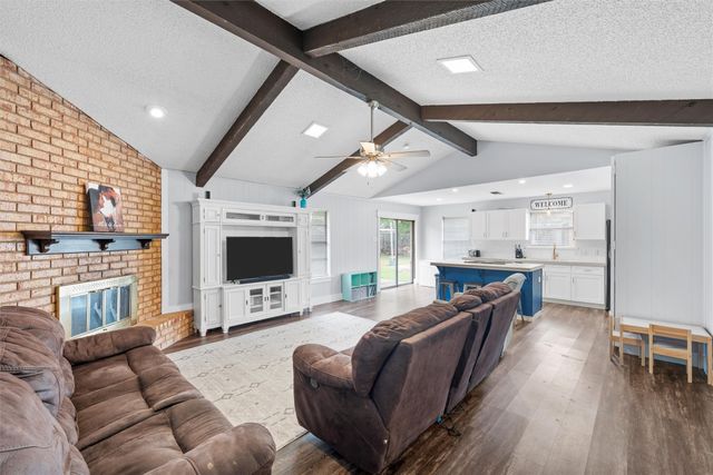 308 W Spring Valley Drive, Hewitt, TX 76643