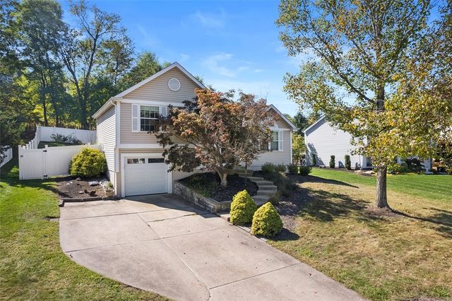 768 Greenhaven Dr, Bethel Park, PA 15102