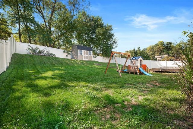 768 Greenhaven Dr, Bethel Park, PA 15102