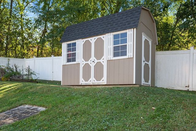 768 Greenhaven Dr, Bethel Park, PA 15102