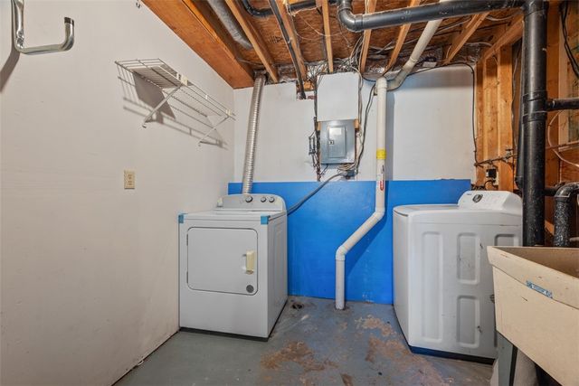 768 Greenhaven Dr, Bethel Park, PA 15102