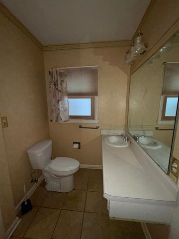 2435 E 41st Street, Davenport, IA 52806