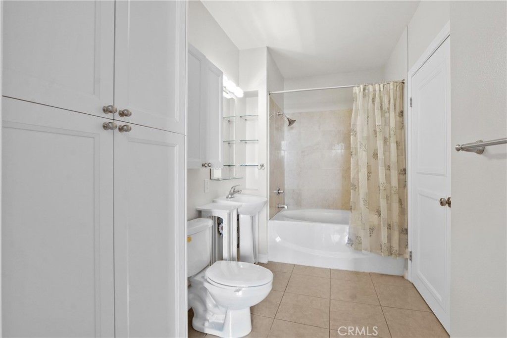 Image 9 of property listing at 488 E Ocean Boulevard 1210, Long Beach, CA 90802