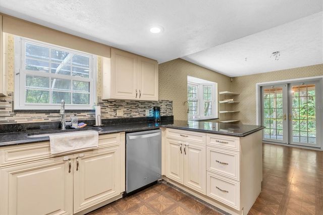 10422 N WOODMERE ROAD, Tampa, FL 33617