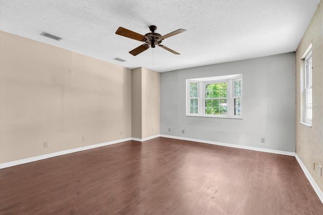 10422 N WOODMERE ROAD, Tampa, FL 33617