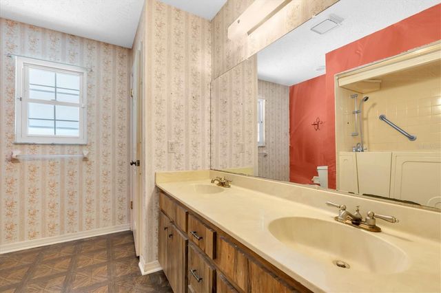 10422 N WOODMERE ROAD, Tampa, FL 33617