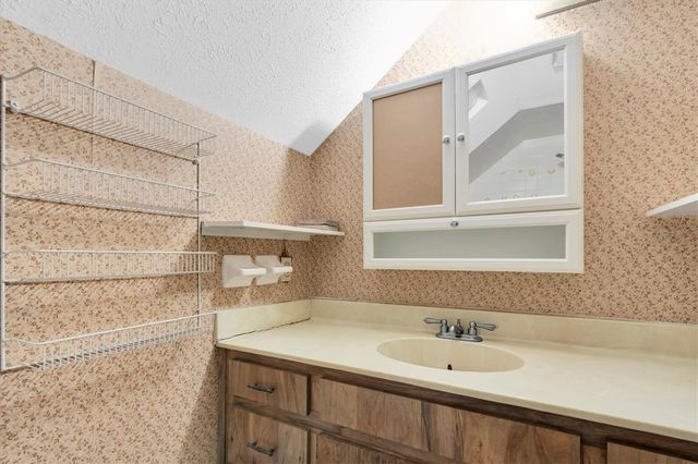 10422 N WOODMERE ROAD, Tampa, FL 33617