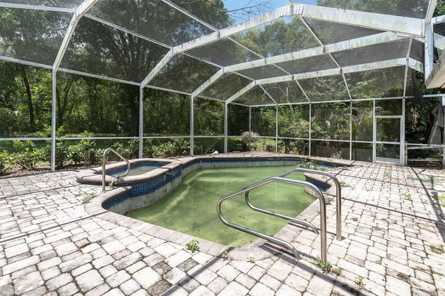10422 N WOODMERE ROAD, Tampa, FL 33617