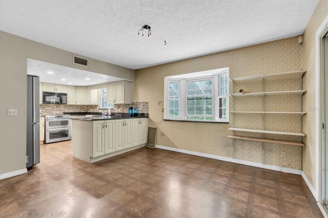 10422 N WOODMERE ROAD, Tampa, FL 33617