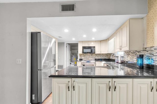 10422 N WOODMERE ROAD, Tampa, FL 33617