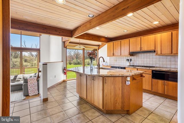 84 STONY BROOK RD, Hopewell, NJ 08525