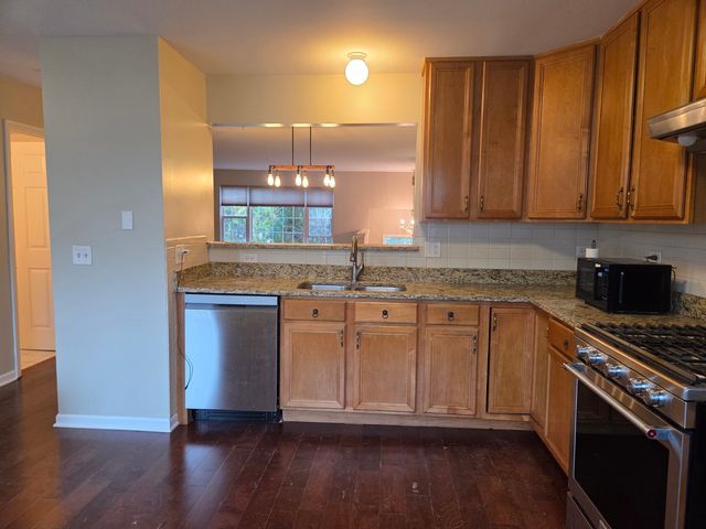 728 River Walk Drive, Wheeling, IL 60090