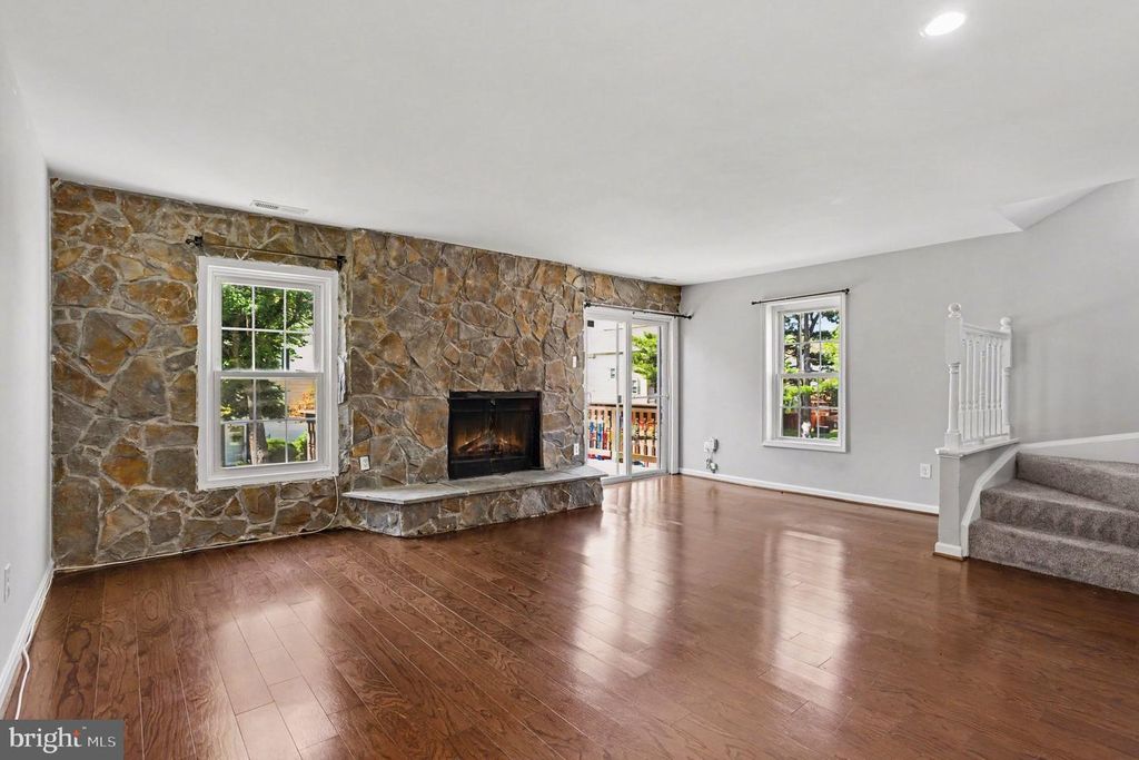 Image 4 of property listing at 1454 HARWICK CT, Crofton, MD 21114