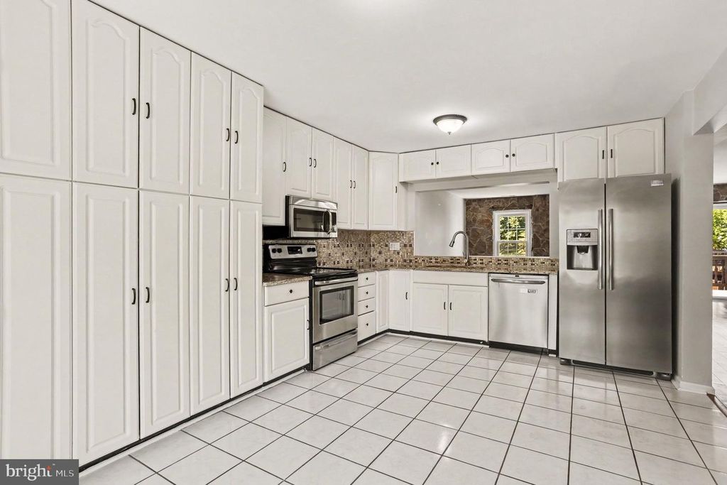 Image 6 of property listing at 1454 HARWICK CT, Crofton, MD 21114
