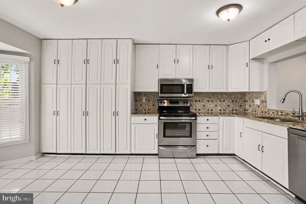 Image 7 of property listing at 1454 HARWICK CT, Crofton, MD 21114