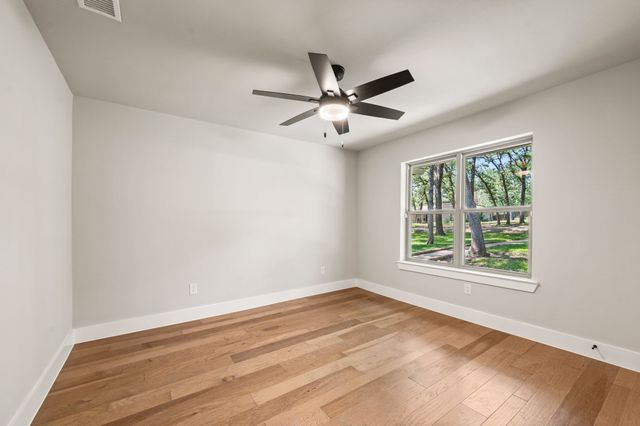 2335 Los Robles Street, Grapevine, TX 76051