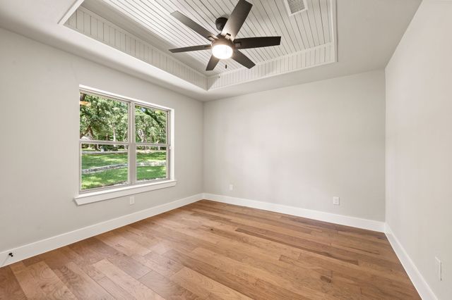 2335 Los Robles Street, Grapevine, TX 76051