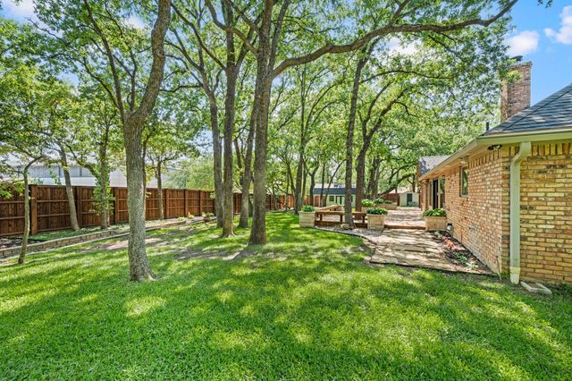 2335 Los Robles Street, Grapevine, TX 76051
