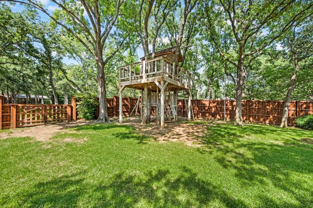 2335 Los Robles Street, Grapevine, TX 76051