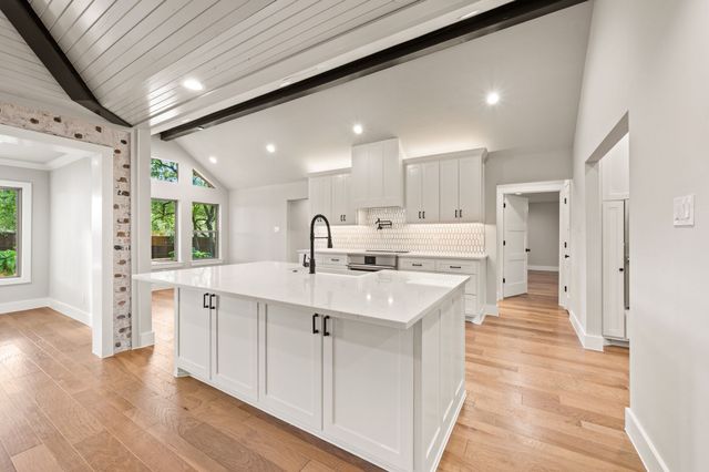 2335 Los Robles Street, Grapevine, TX 76051