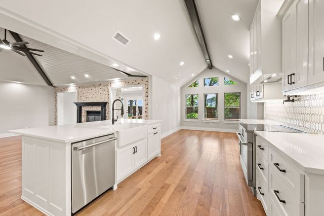 2335 Los Robles Street, Grapevine, TX 76051