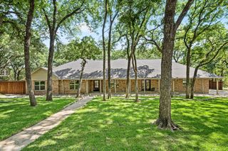 2335 Los Robles Street, Grapevine, TX 76051