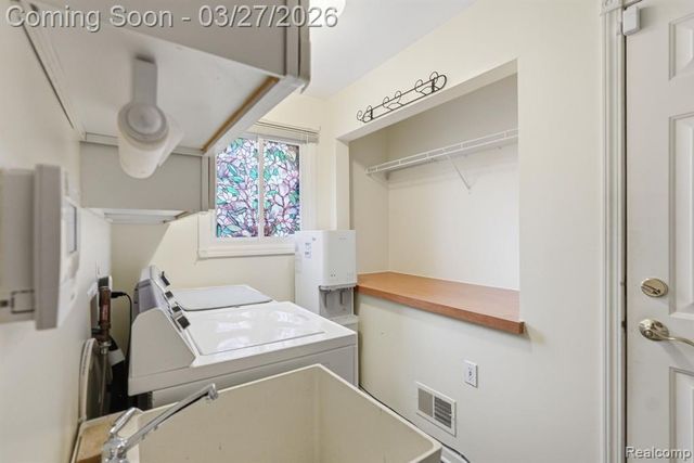 22432 Pointe Drive, Saint Clair Shores, MI 48081