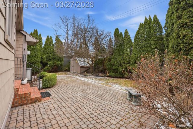 22432 Pointe Drive, Saint Clair Shores, MI 48081