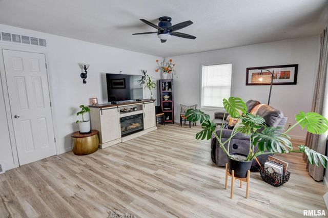 904 W VANDEVER Street, Taylorville, IL 62568