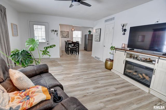 904 W VANDEVER Street, Taylorville, IL 62568