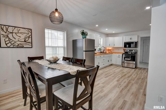 904 W VANDEVER Street, Taylorville, IL 62568