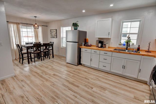 904 W VANDEVER Street, Taylorville, IL 62568