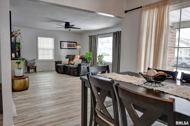 904 W VANDEVER Street, Taylorville, IL 62568