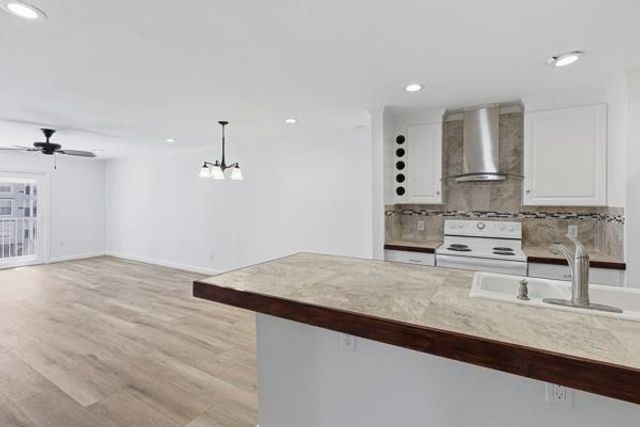 4011 Nasa Rd 1 306, Seabrook, TX 77586