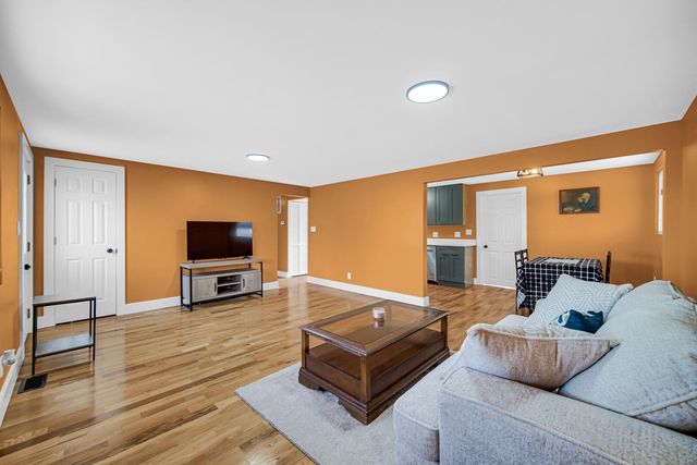 93 Lincoln Avenue, Hobart, IN 46342