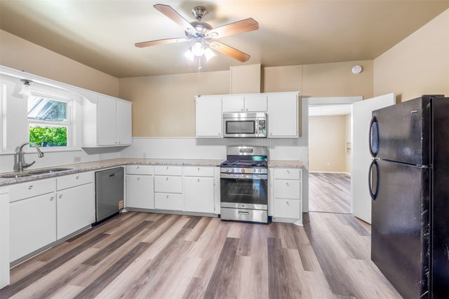 224 W Doyle Street, Granbury, TX 76048