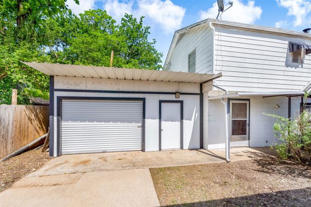 224 W Doyle Street, Granbury, TX 76048