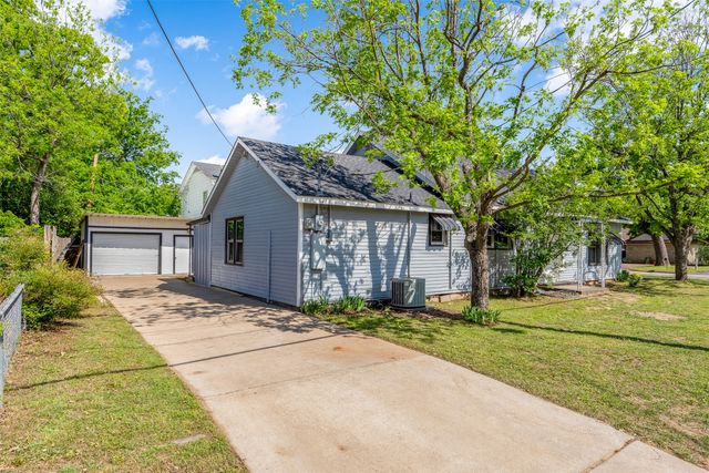 224 W Doyle Street, Granbury, TX 76048
