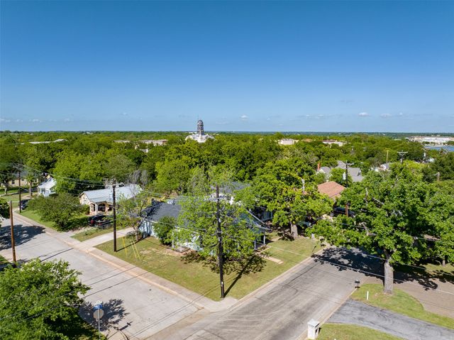 224 W Doyle Street, Granbury, TX 76048