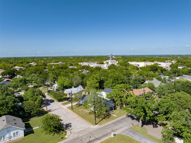 224 W Doyle Street, Granbury, TX 76048