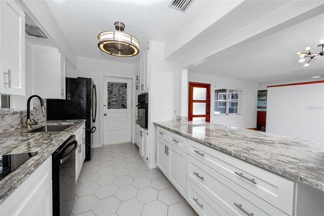 630 JASMINE WAY S, St Petersburg, FL 33705