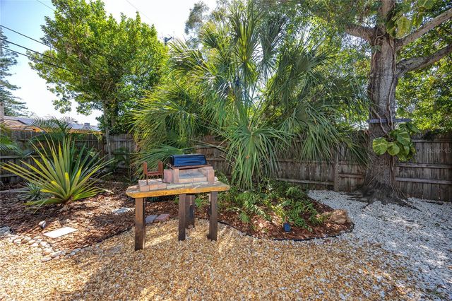 630 JASMINE WAY S, St Petersburg, FL 33705
