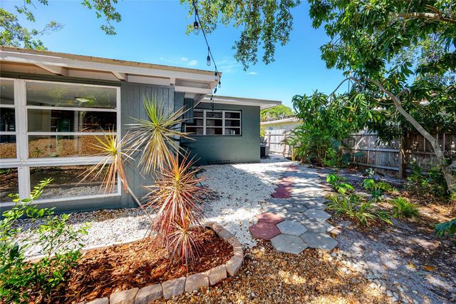 630 JASMINE WAY S, St Petersburg, FL 33705