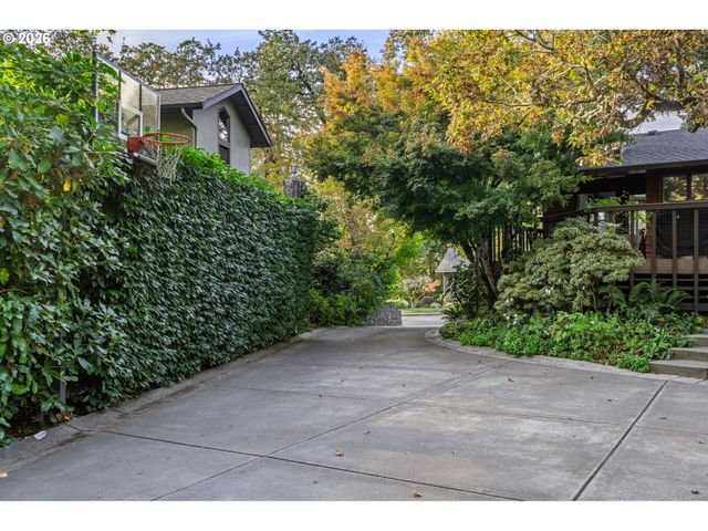 3633 SPRING Blvd, Eugene, OR 97405