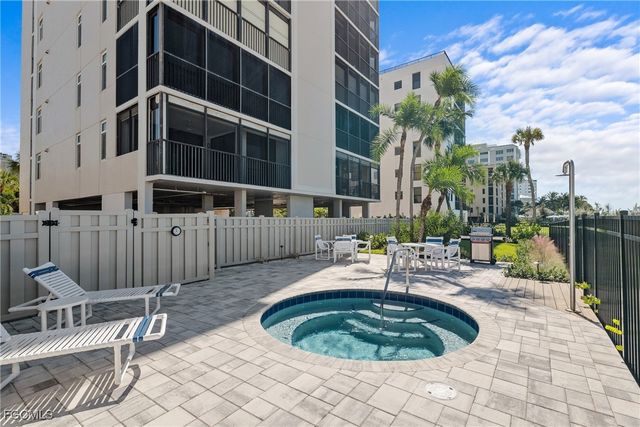 9415 Gulf Shore DR 501, Naples, FL 34108