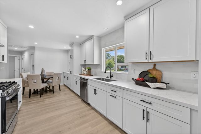 812 Columbia Dr, Sacramento, CA 95864